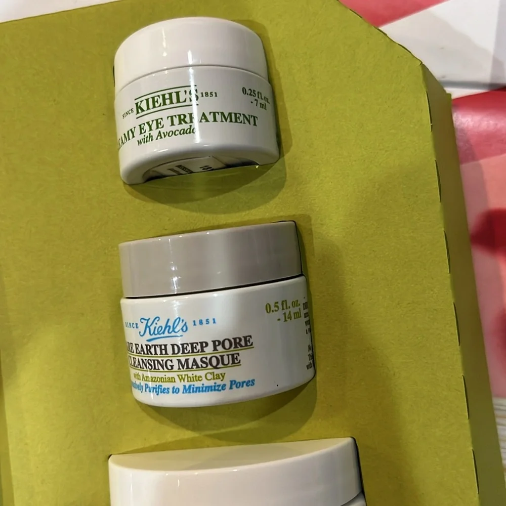 Kiehl's Skincare Staples Gift Set with free bag (cleanser / eye/ face/ mask)
